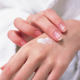 Handcreme, die mit Hyaluron und Kollagen vor vorzeitiger Hautalterung schützt